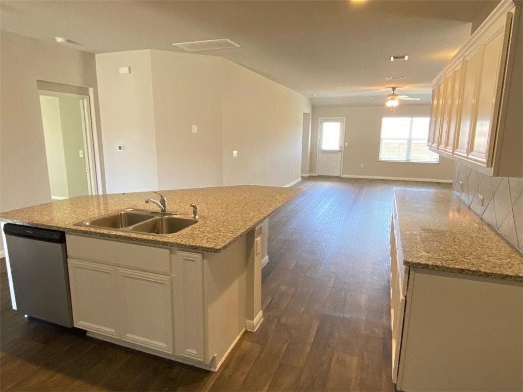 10708 Seguin St - Photo 6