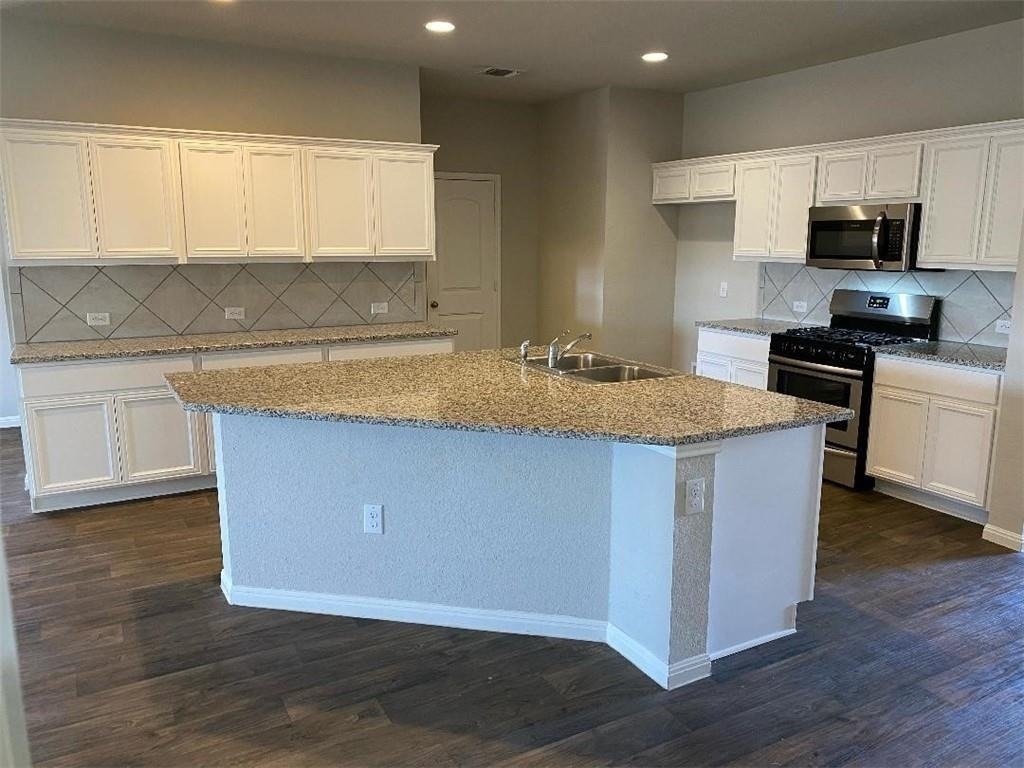 10708 Seguin St - Photo 5