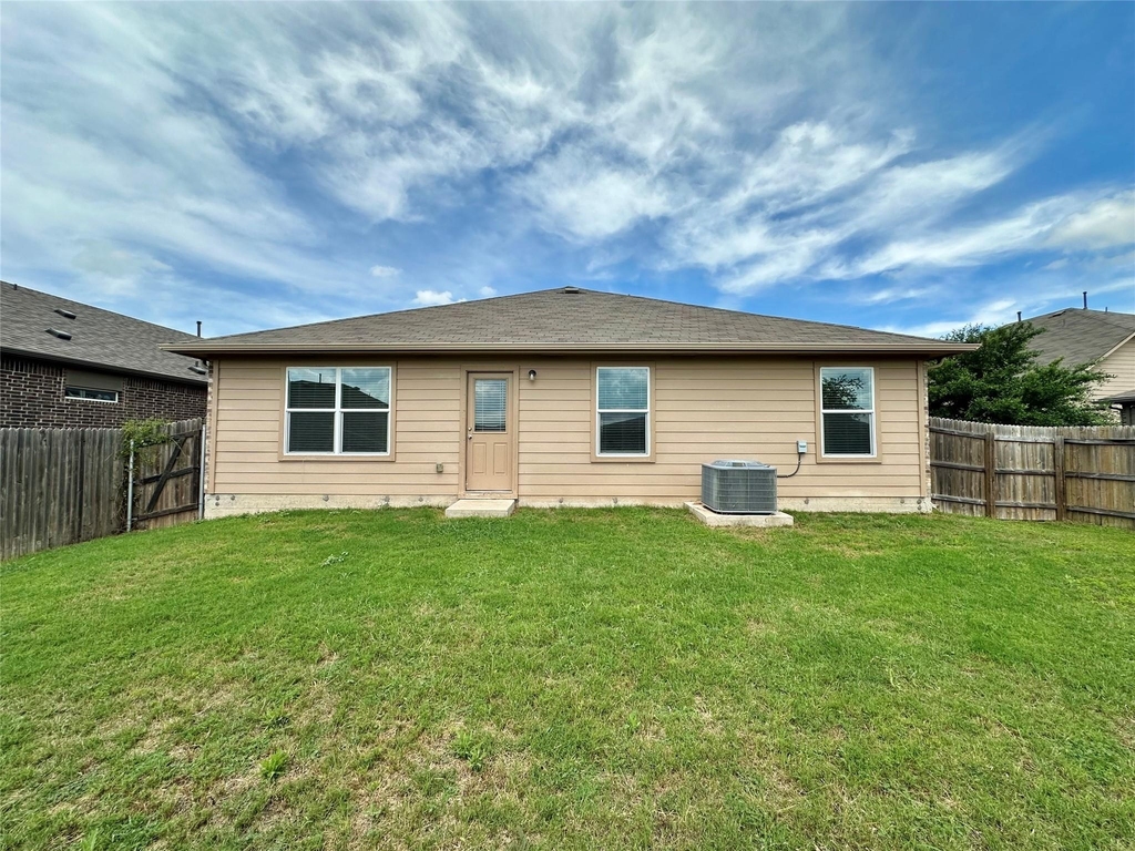 10708 Seguin St - Photo 17