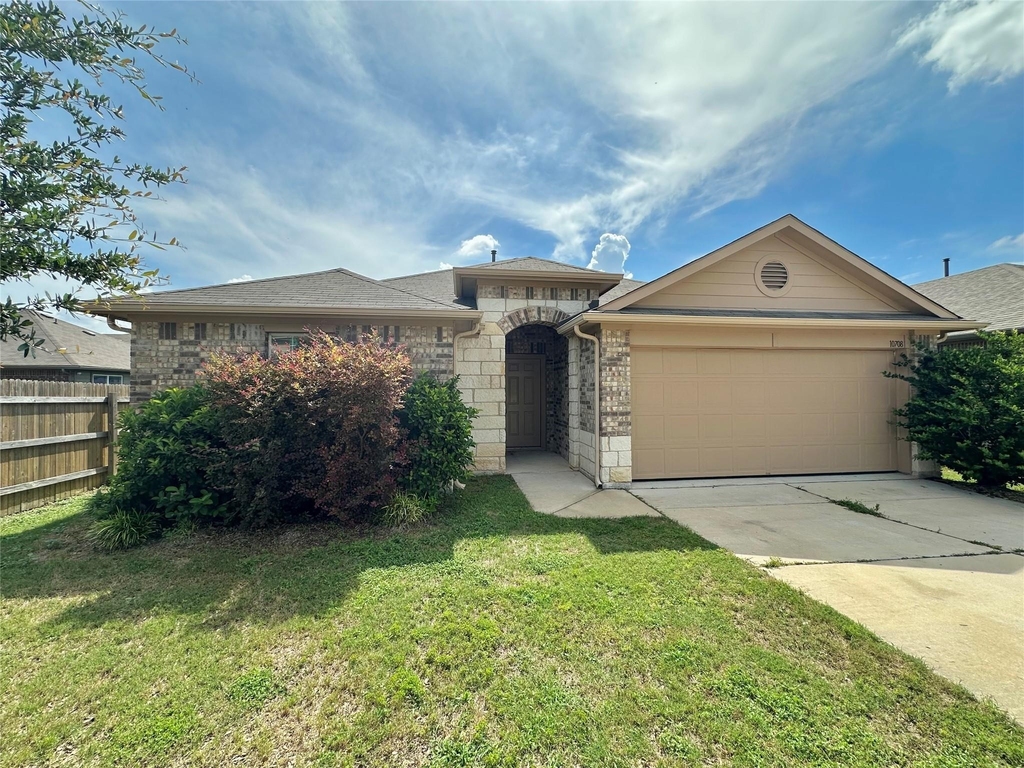 10708 Seguin St - Photo 0