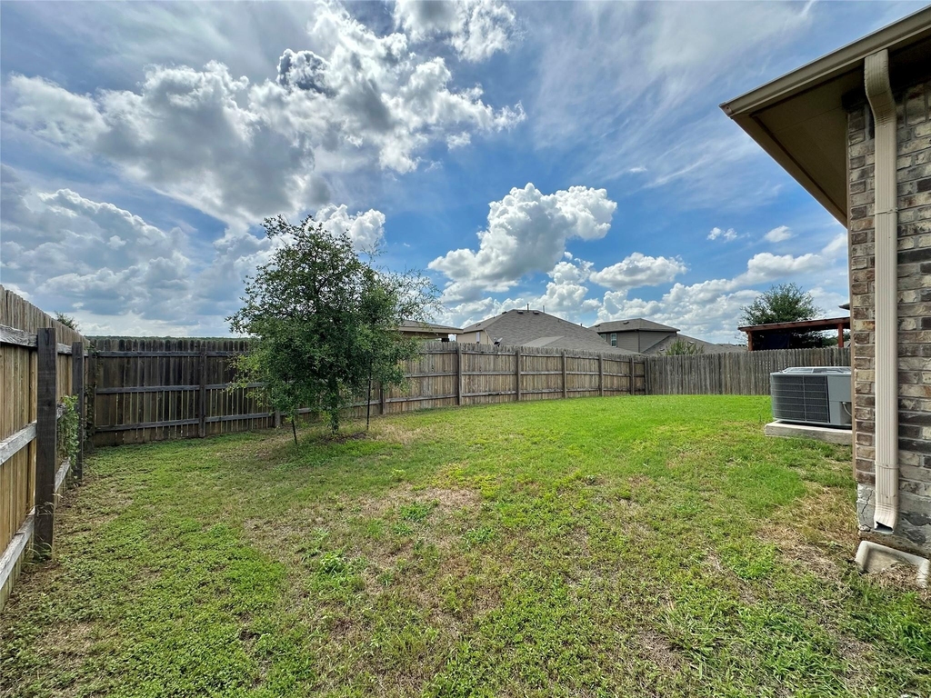 10708 Seguin St - Photo 15