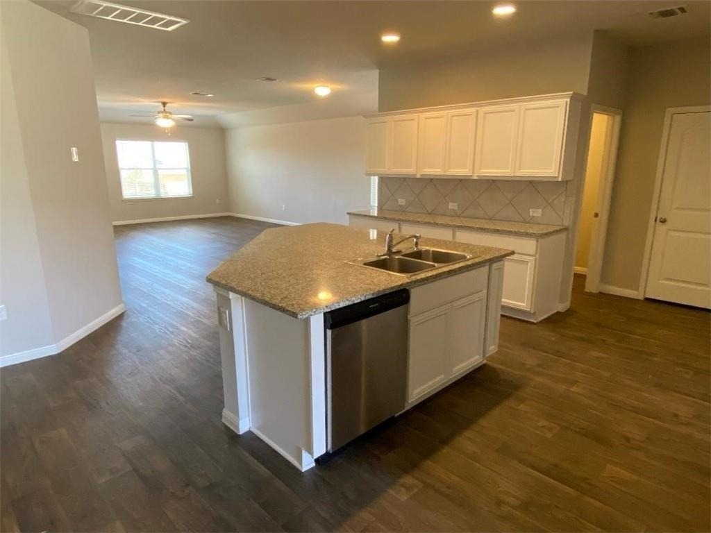 10708 Seguin St - Photo 4