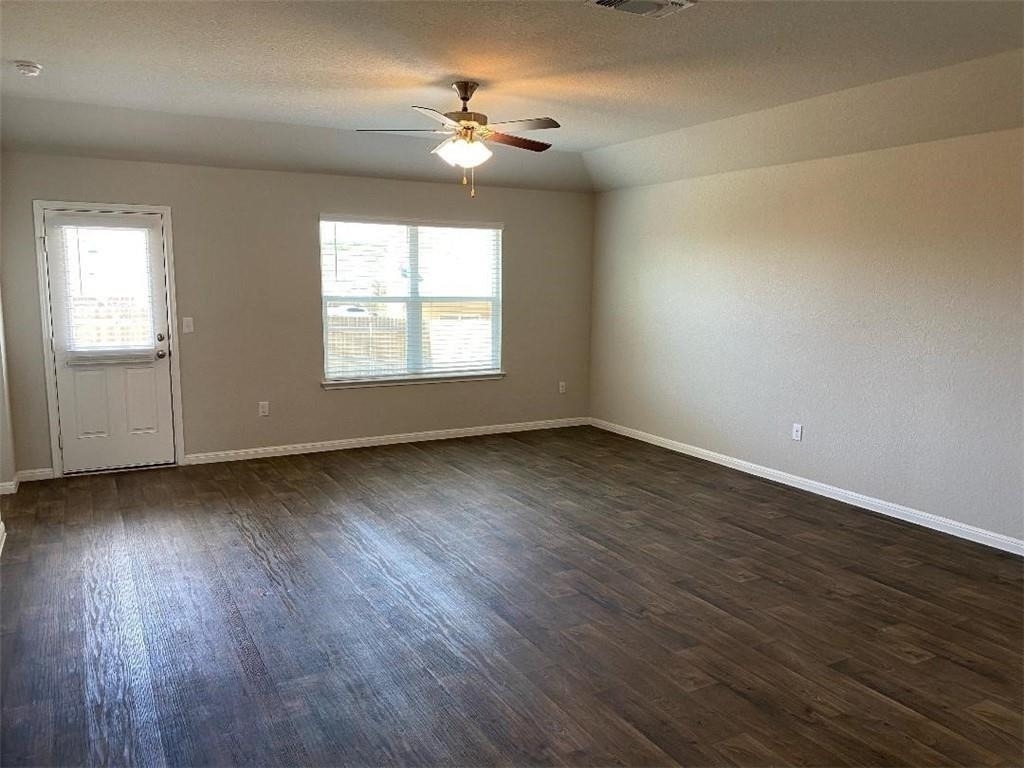 10708 Seguin St - Photo 9