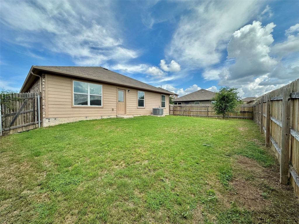10708 Seguin St - Photo 16