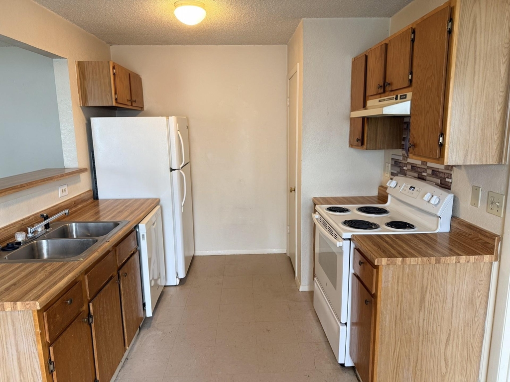 817 Lloyd Ln - Photo 2