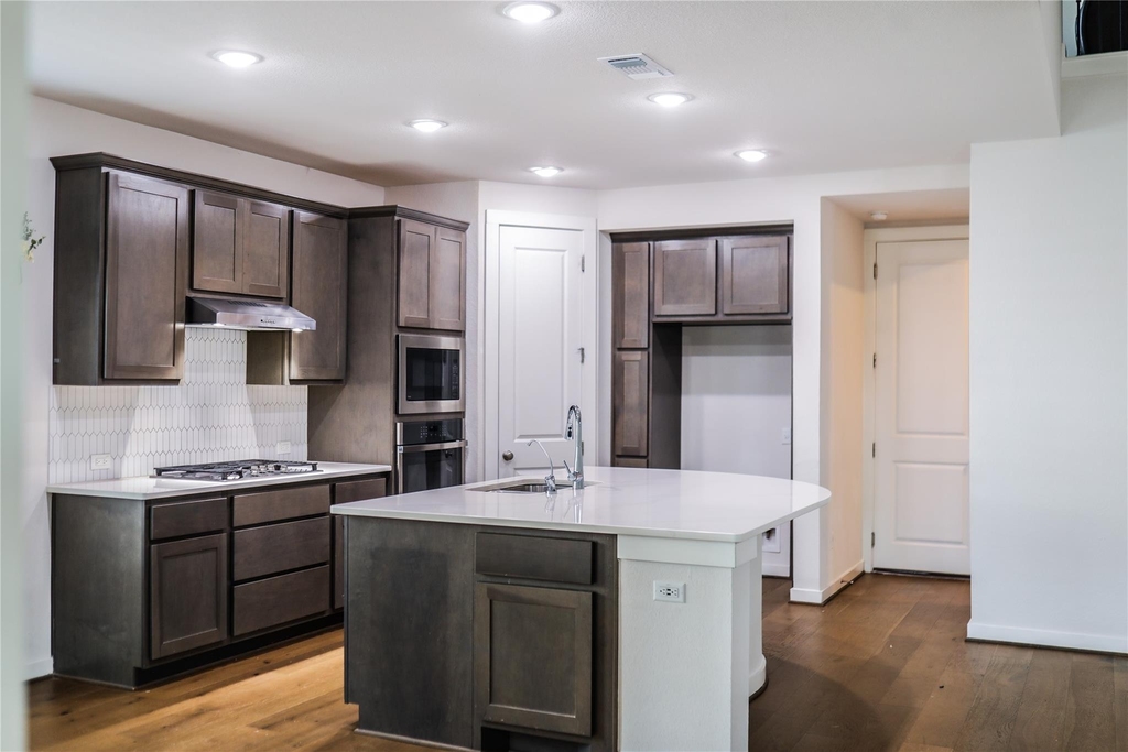 112 Rosebush Dr - Photo 4
