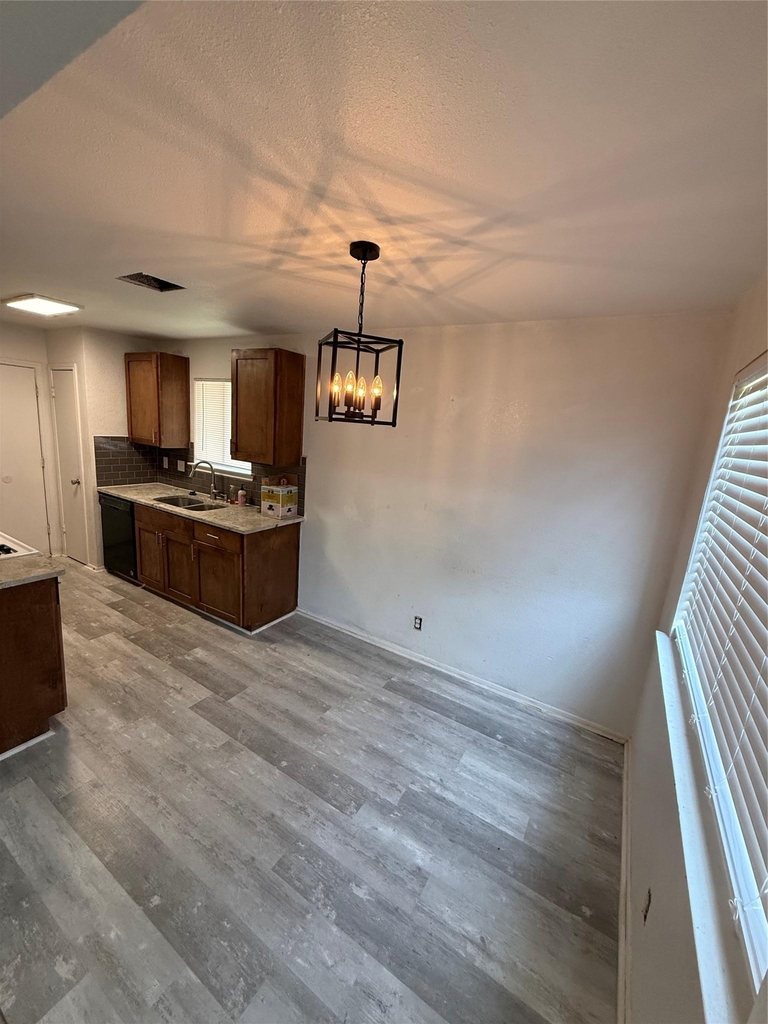 1100 E Logan St - Photo 2