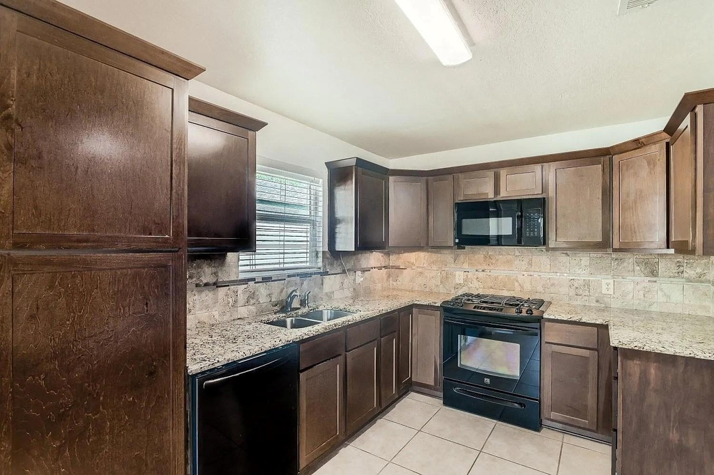 1306 Wayne Dr - Photo 2