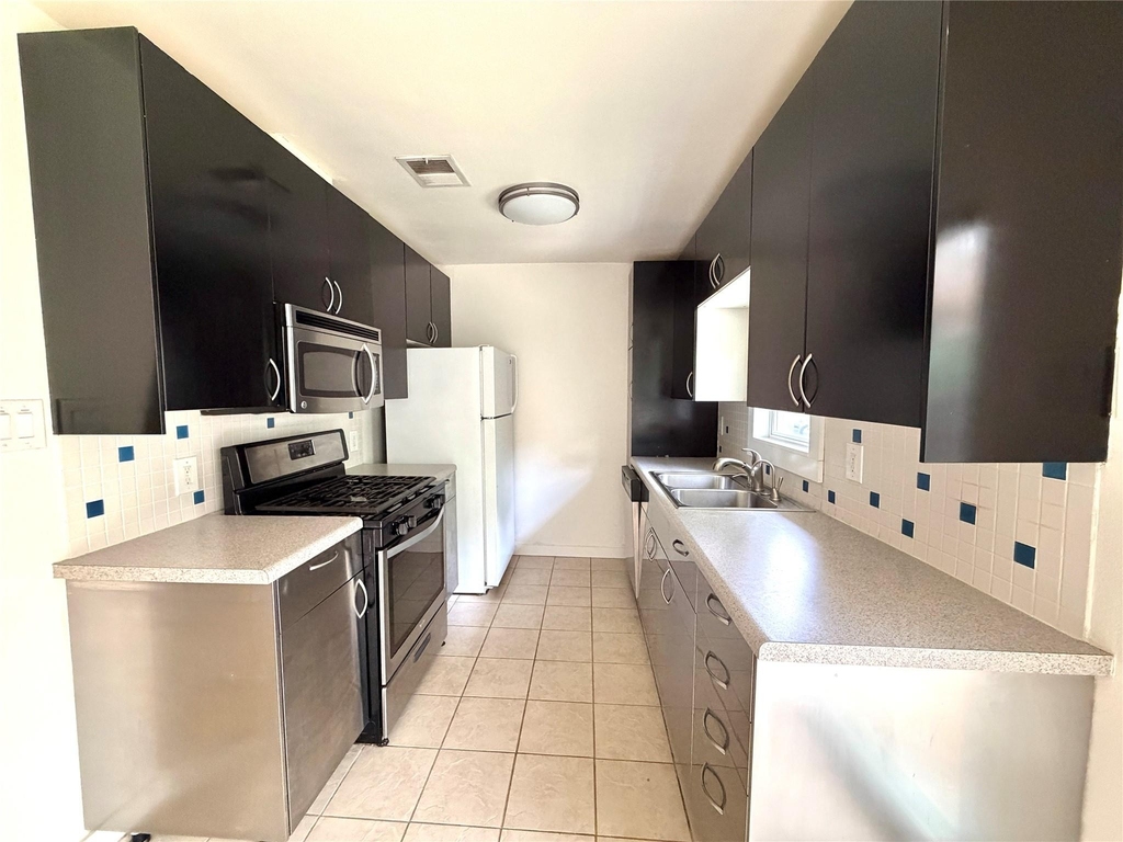 401 W 55 1/2 St - Photo 1