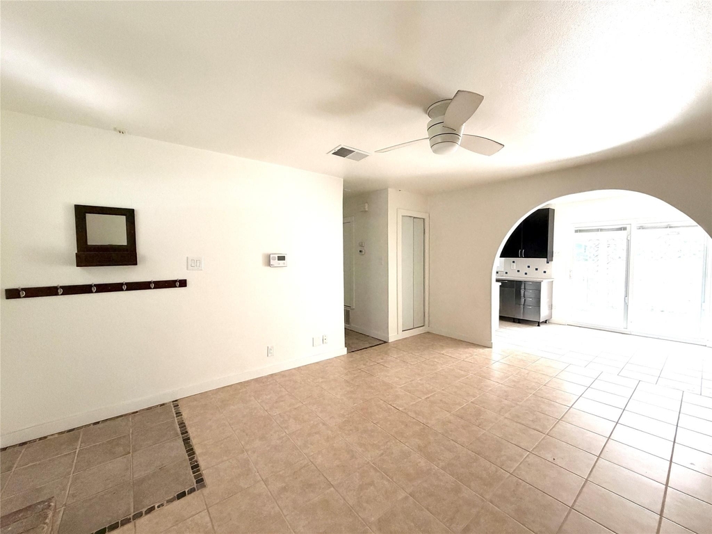 401 W 55 1/2 St - Photo 6