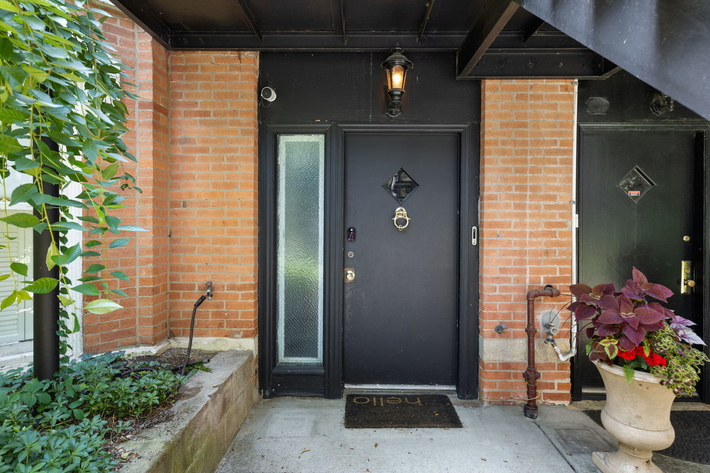 2124 N Sedgwick Street - Photo 1