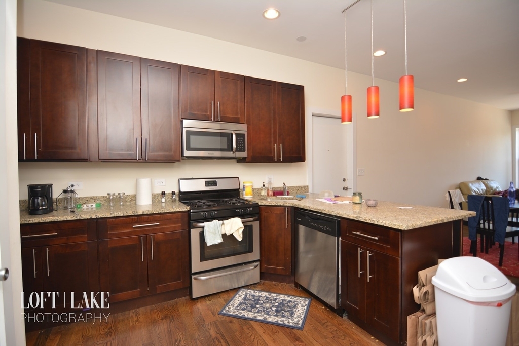 1032 N Ashland Avenue - Photo 2