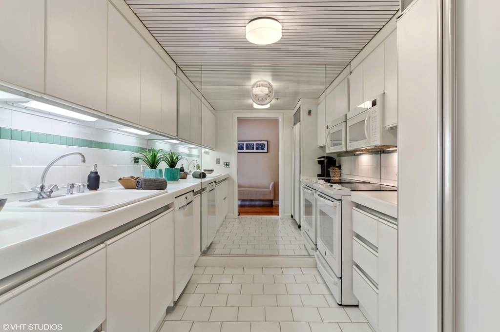 161 E Chicago Avenue - Photo 4
