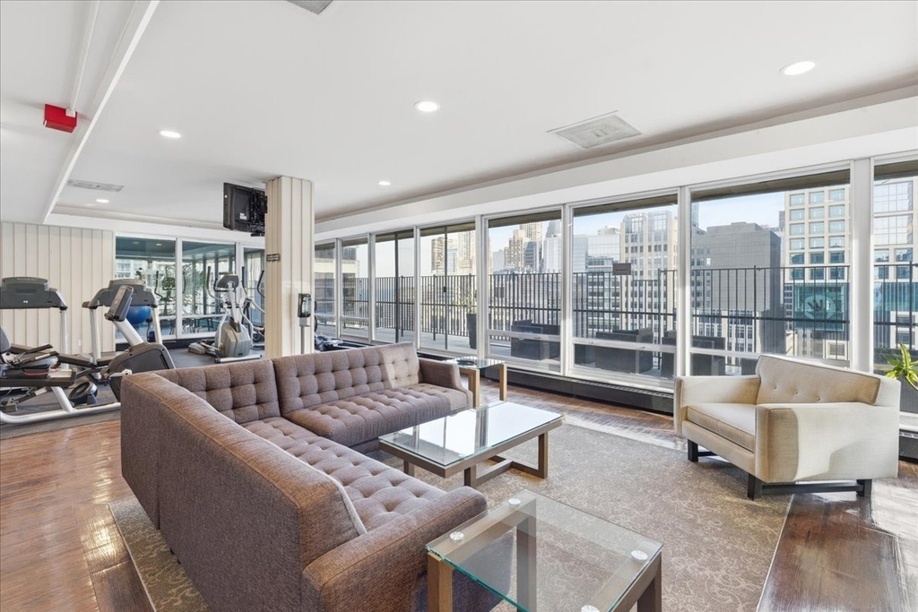 201 E Chestnut Street - Photo 20