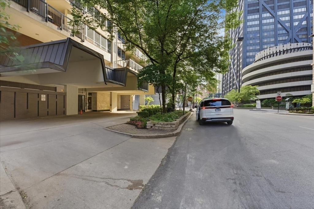 201 E Chestnut Street - Photo 2