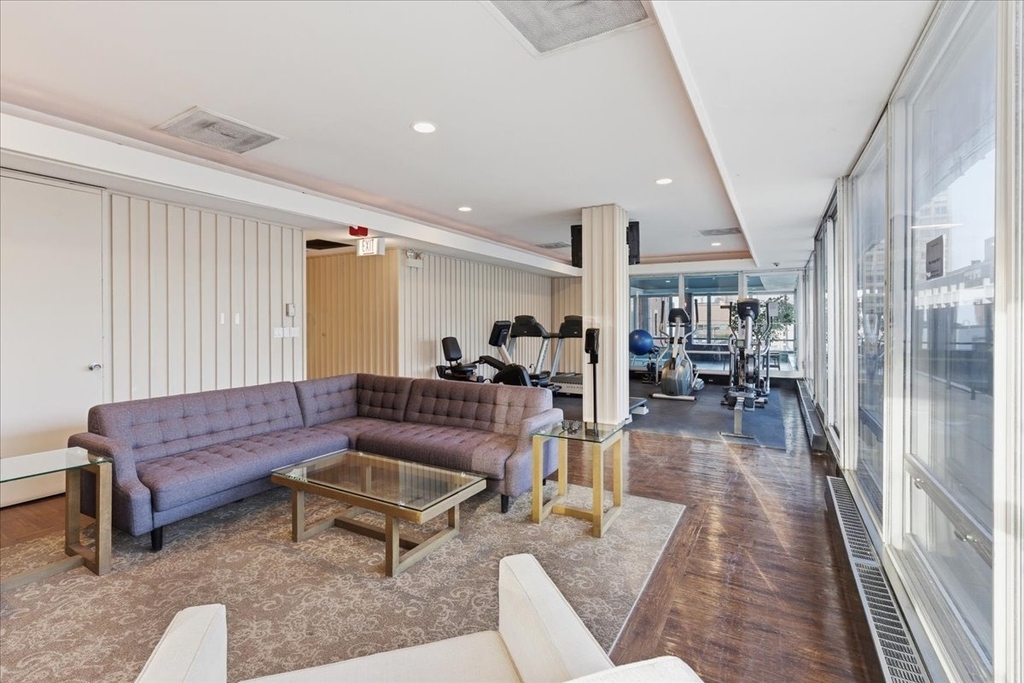 201 E Chestnut Street - Photo 21