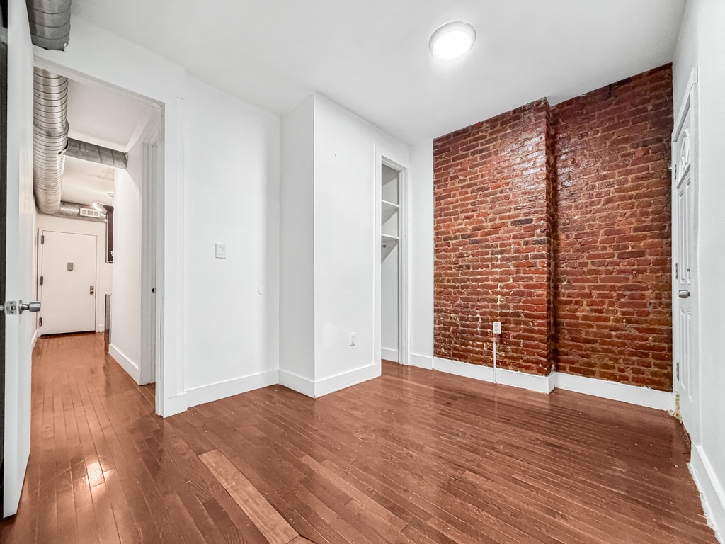 864 Hart Street - Photo 3