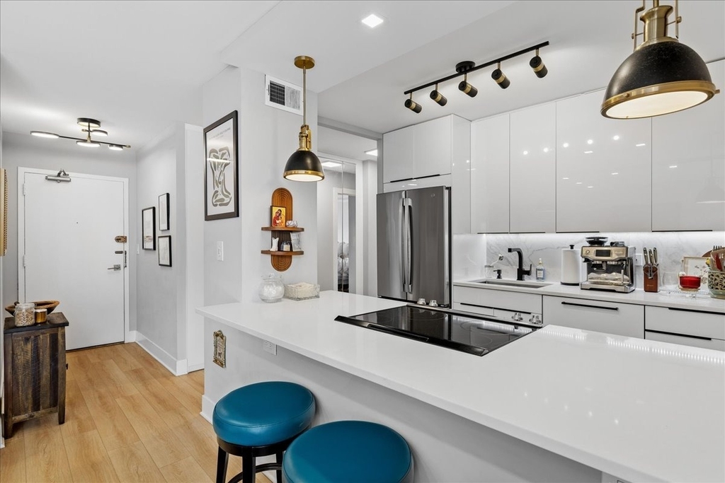 1355 N Sandburg Terrace - Photo 12