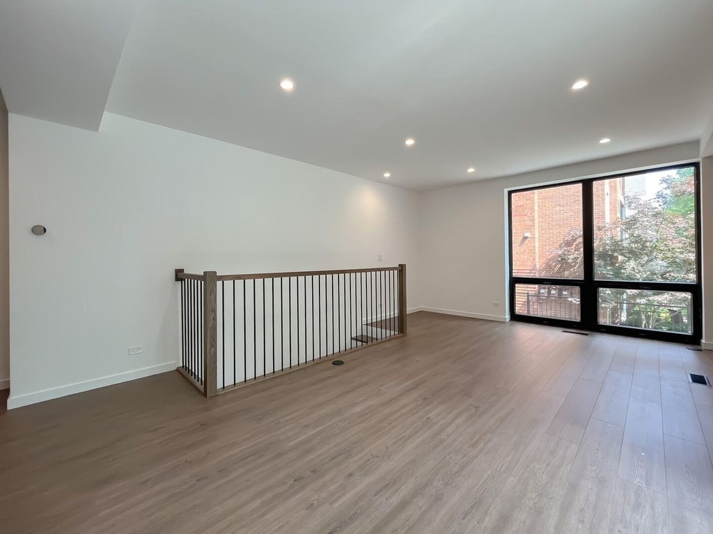 3710 N Kenmore Avenue - Photo 2