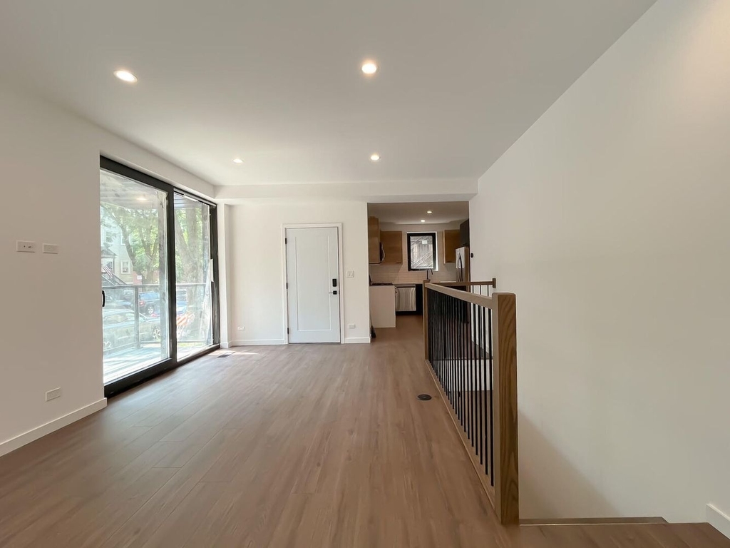 3710 N Kenmore Avenue - Photo 1