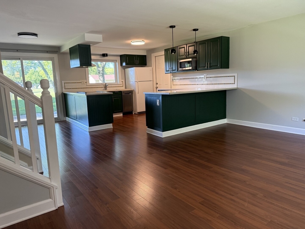 920 Royal Court - Photo 1