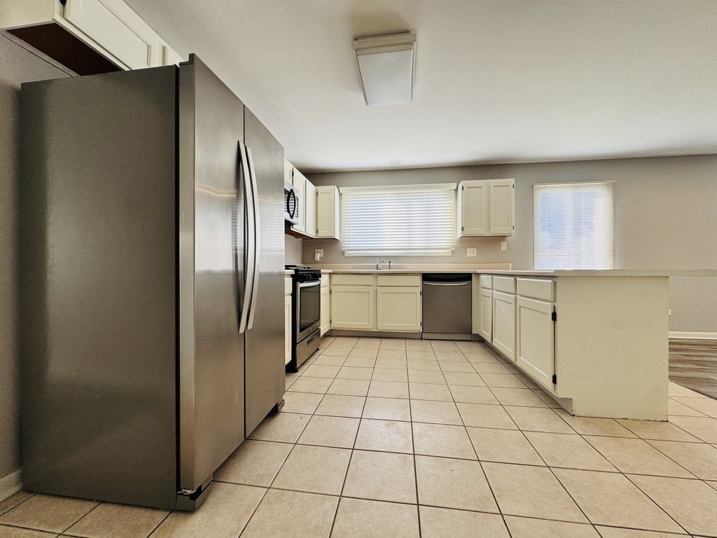 7037 Yorkshire Drive - Photo 5
