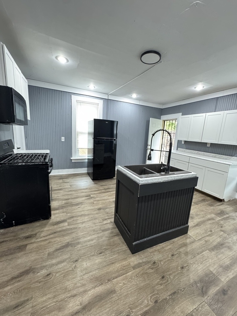 1716 W 7th Street - Photo 3