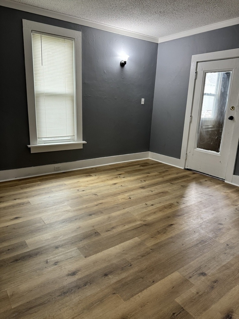1716 W 7th Street - Photo 2