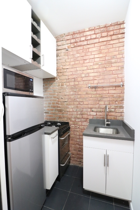 441 West 49th Street - Photo 3