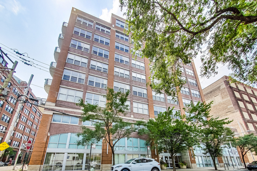 933 W Van Buren Street - Photo 1