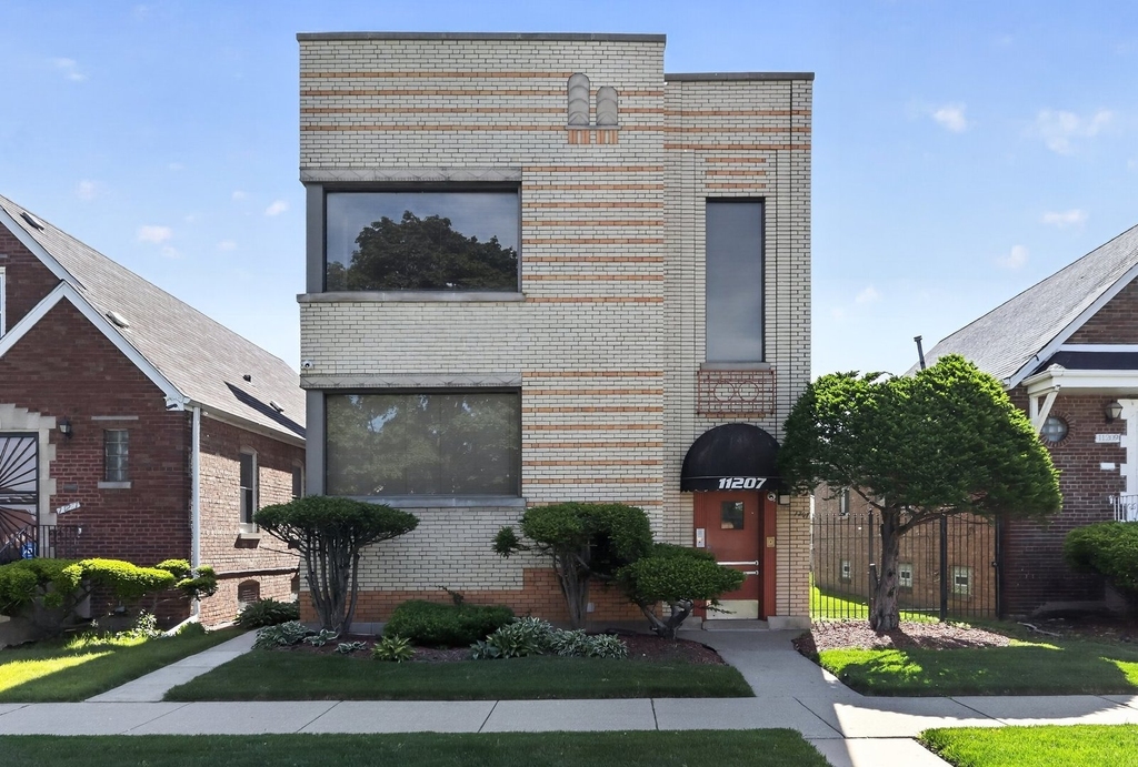 11207 S Emerald Avenue - Photo 1