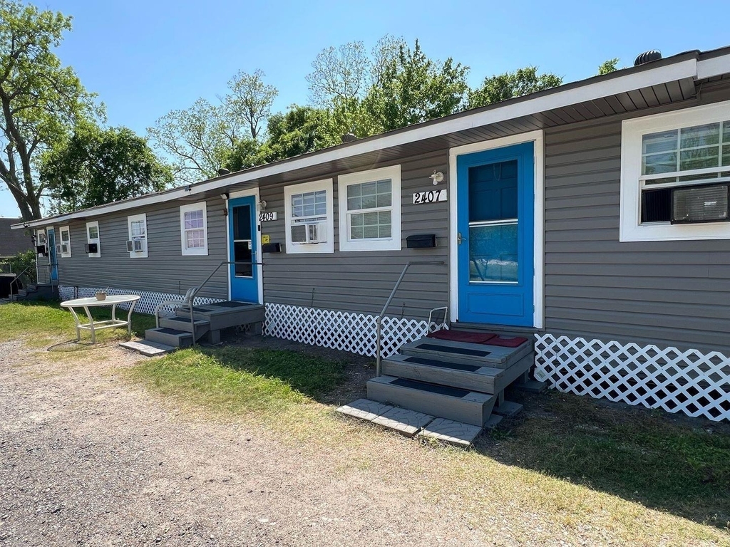 2405 Franklin Street - Photo 0