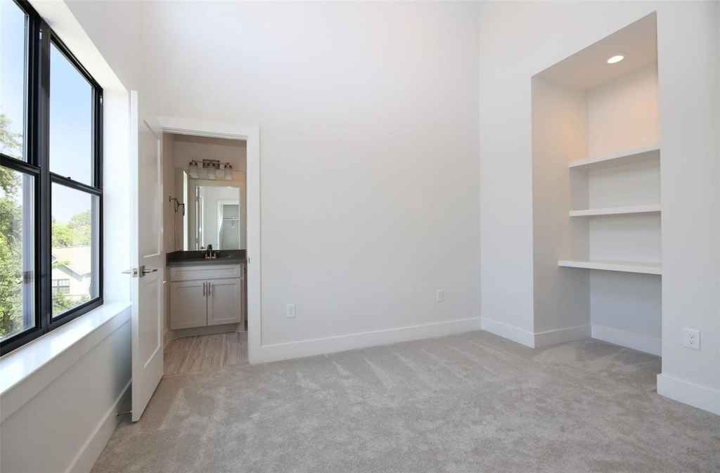 816 W 22nd Street - Photo 15