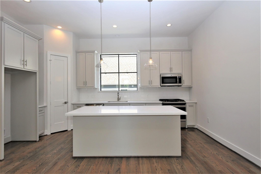 816 W 22nd Street - Photo 5