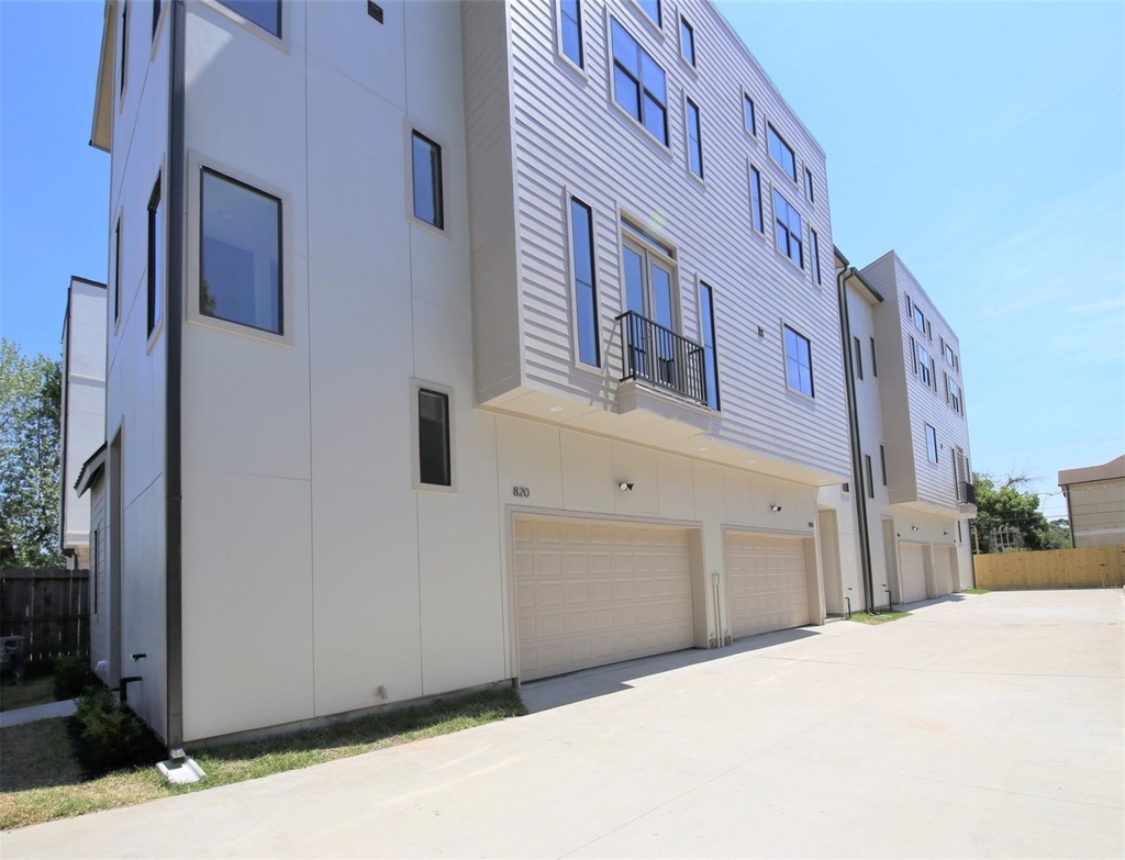 816 W 22nd Street - Photo 1