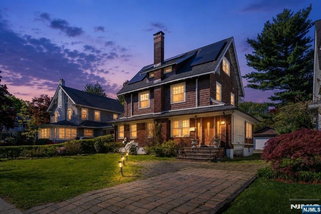 332 Allaire - Photo 0