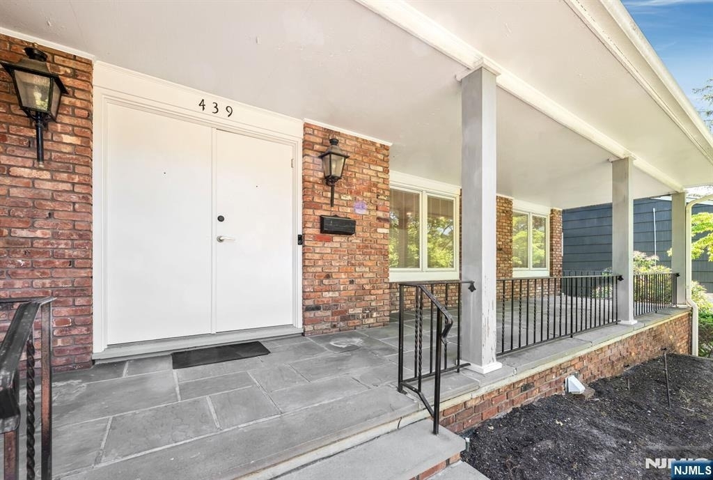 439 Summit - Photo 2