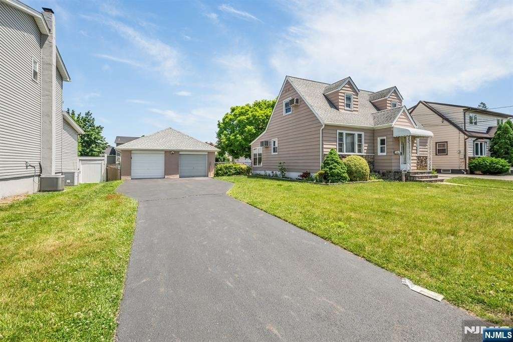 203 Charlton - Photo 1