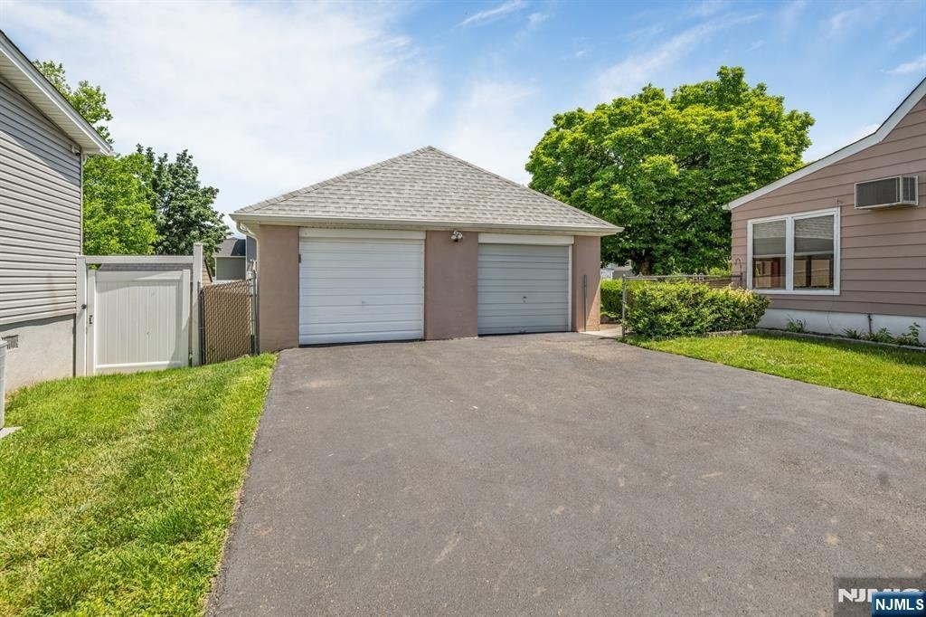 203 Charlton - Photo 2