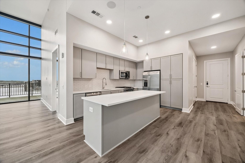 9757 Katy Freeway - Photo 0