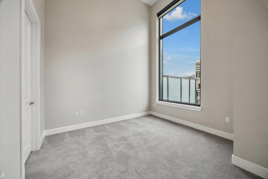 9757 Katy Freeway - Photo 7