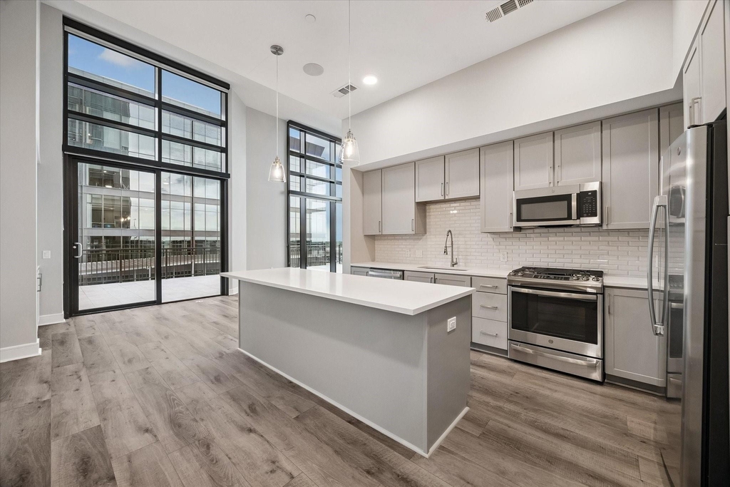 9757 Katy Freeway - Photo 3