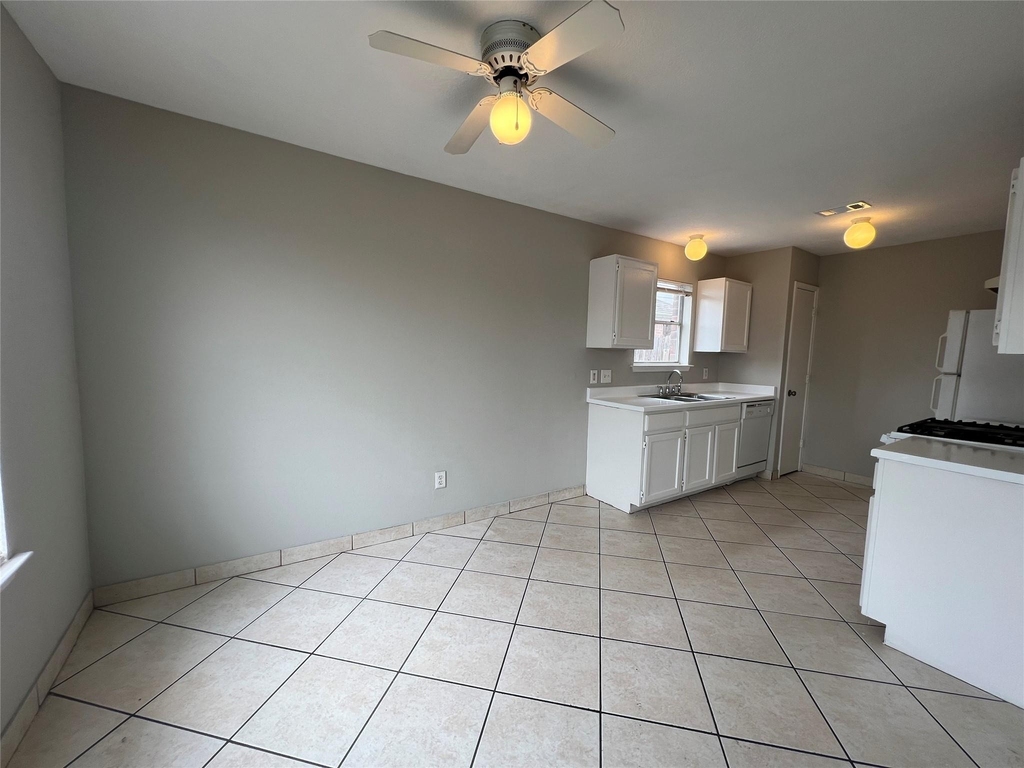 8811 Baskove Drive - Photo 6