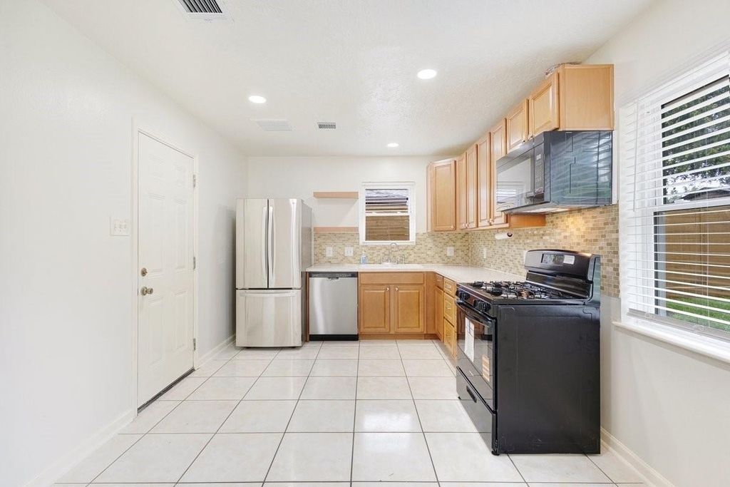1303 Gamma Street - Photo 2