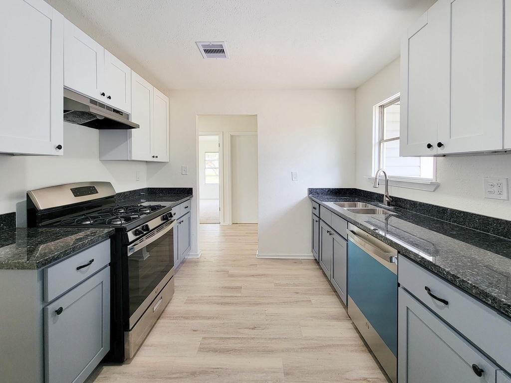 301 Cypress Street - Photo 14