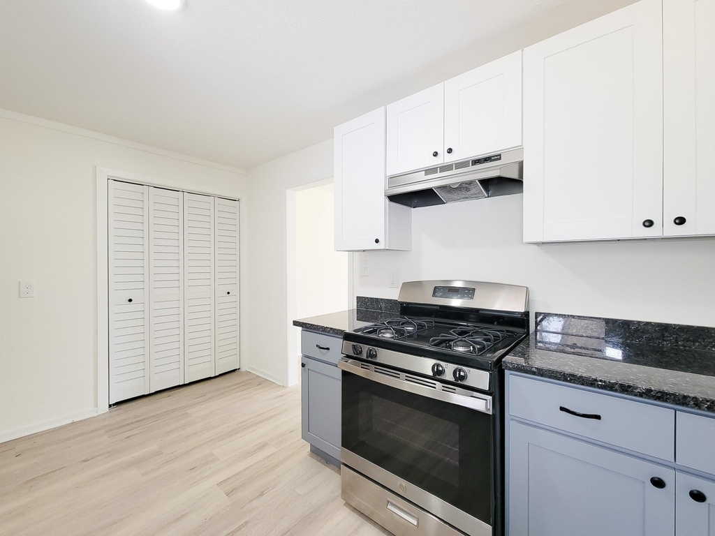 301 Cypress Street - Photo 12