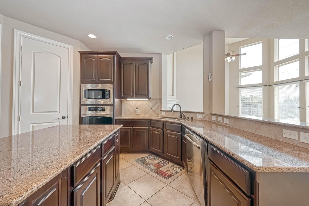 27415 Blinkwood Park - Photo 9