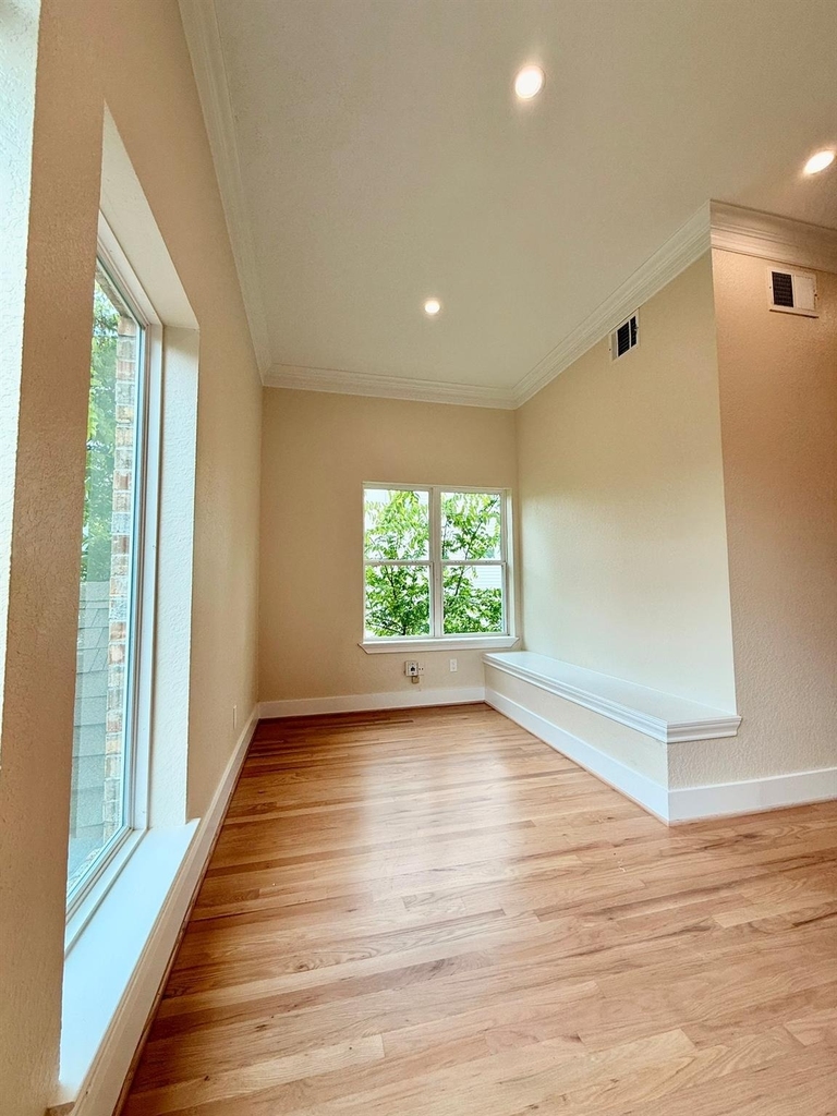 1323 Rosewood Street - Photo 2
