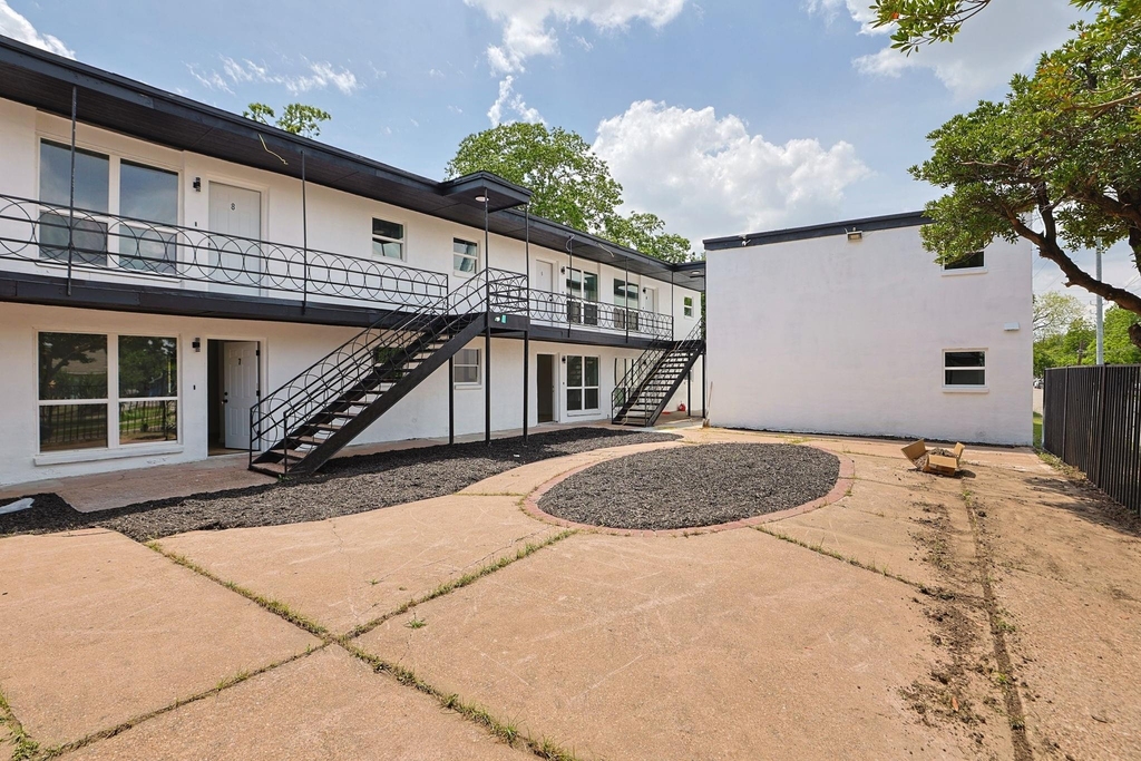 6840 Fairway Drive - Photo 3