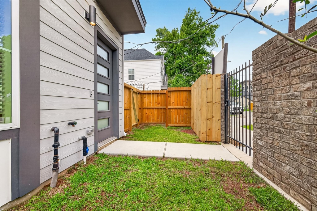 328 Neyland Street - Photo 1
